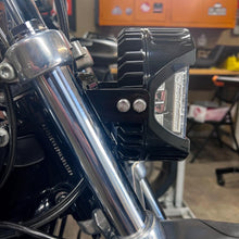 Load image into Gallery viewer, Cali Raised Moto 3.5&quot; Dyna Narrow Fork LP6 Mount Naked Kit (No Fairing)
